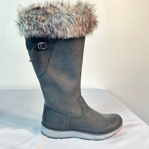 NWT Eddie Bauer black with fur trim at the top size 6 ladies winter boots